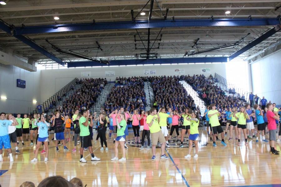 Senior athletes hit the dance floor to prepare for Homecoming assembly