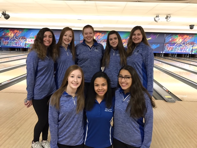 Girls bowling team poses at regionals after qualifying for sectionals.