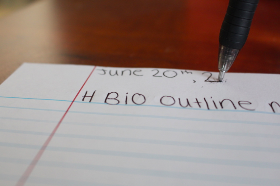 A+student+begins+their+outline+notes+for+summer+honors+bio.+Honors+bio+is+just+one+of+the+many+summer+school+classes+offered+at+LZHS+that+students+often+recommend.