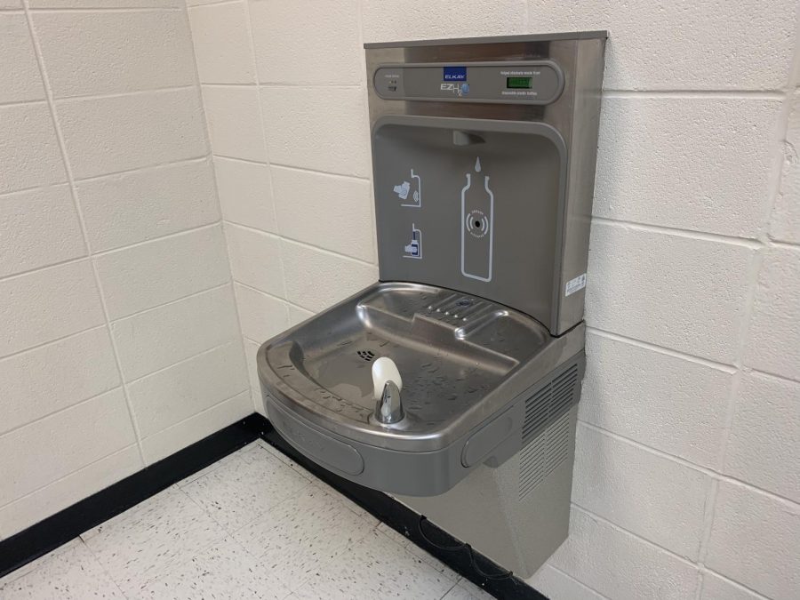 The+schools+upstairs+water+fountain.+According+to+Kasey+Ledinsky%2C+sophomore%2C+this+water+fountain+has+the+best+tasting+water.