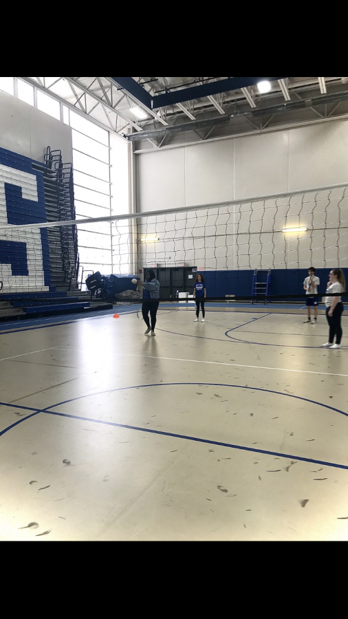 Students play eclipse ball in their PE class. With the new exemption change announcement, student-athletes are already starting to react to the changes to take place next year.