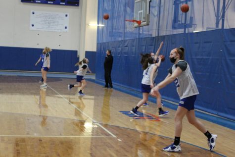 Girls basketball team to participate in holiday tournament
