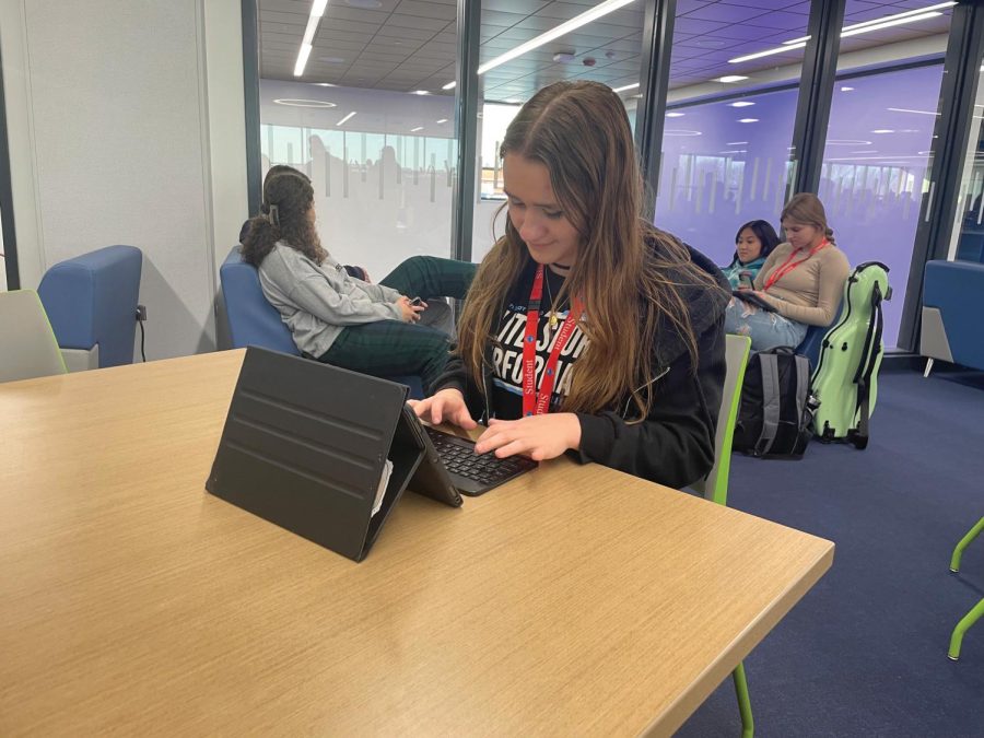 Julianne Schultz, senior, works on her college essay in the learning and innovation hub. She hopes to major in musical theatre and must complete pre-screen auditions and possibly in-person auditions in addition to the essay.